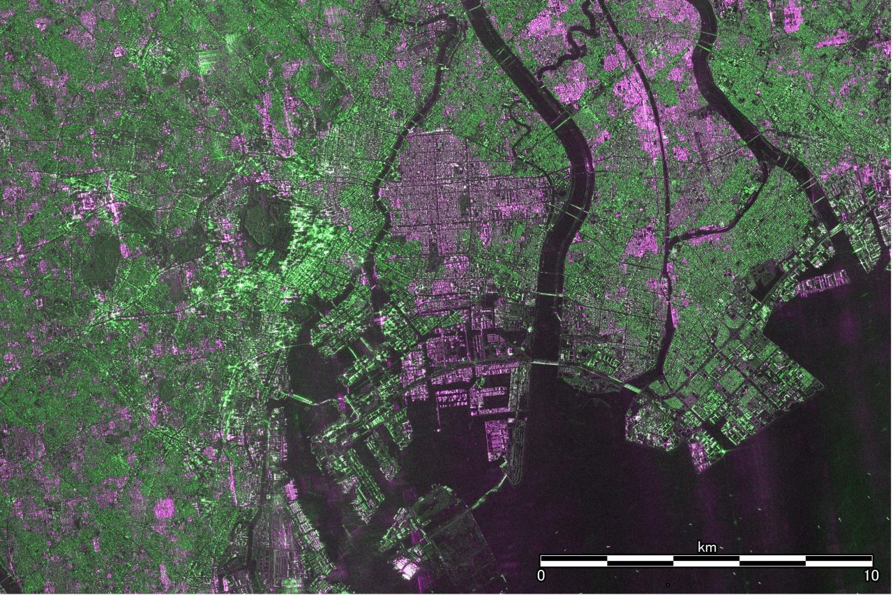 【▲ 先進レーダ衛星「だいち4号（ALOS-4）」のLバンド合成開口レーダー「PALSAR-3」で取得された観測画像（分解能3m・観測幅200km）の東京都心を拡大した画像（Credit: JAXA）】
