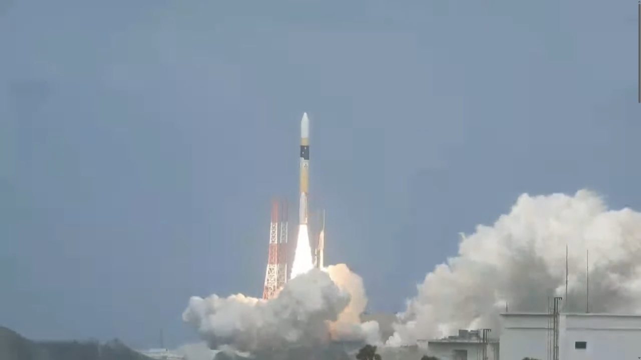 情報収集衛星「レーダ8号機」を搭載して打ち上げられたH-IIAロケット49号機。NVSのライブ配信から