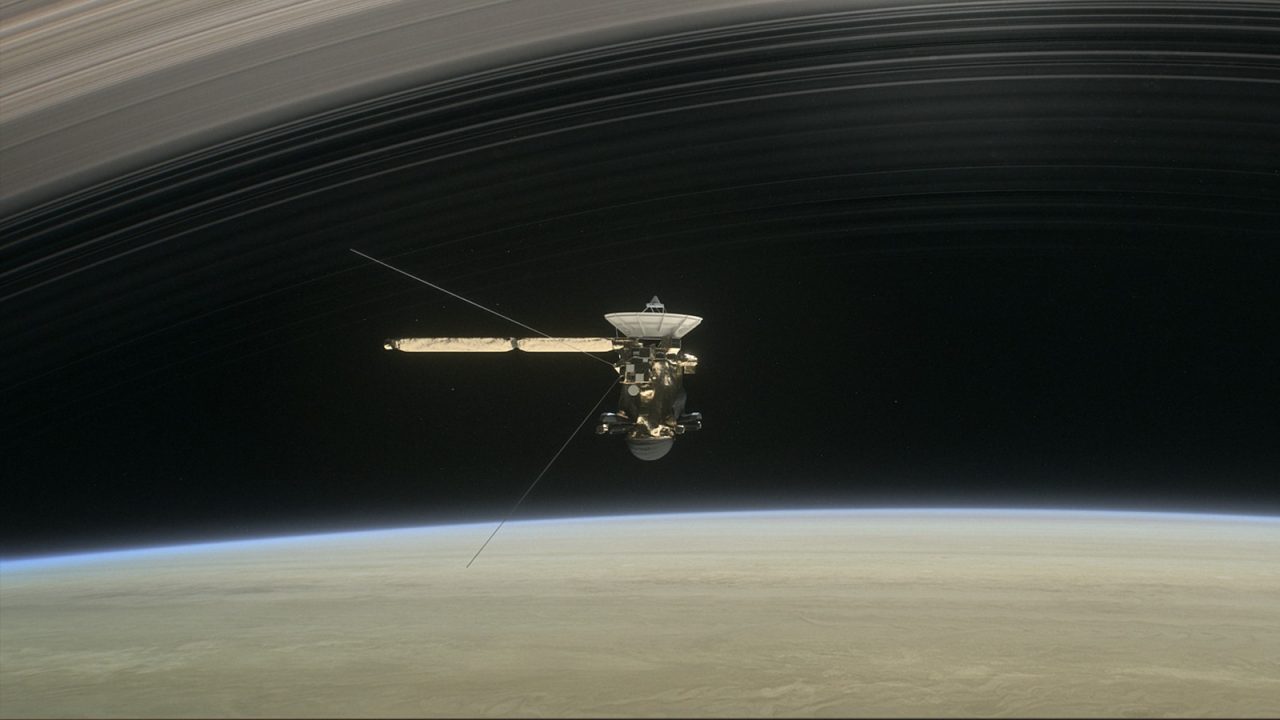 土星本体と環の間を通過する土星探査機「Cassini（カッシーニ）」の想像図