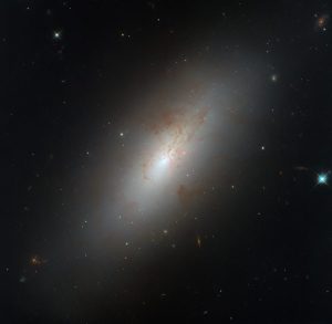 ハッブル宇宙望遠鏡が撮影した“おとめ座”のレンズ状銀河「NGC 4694」