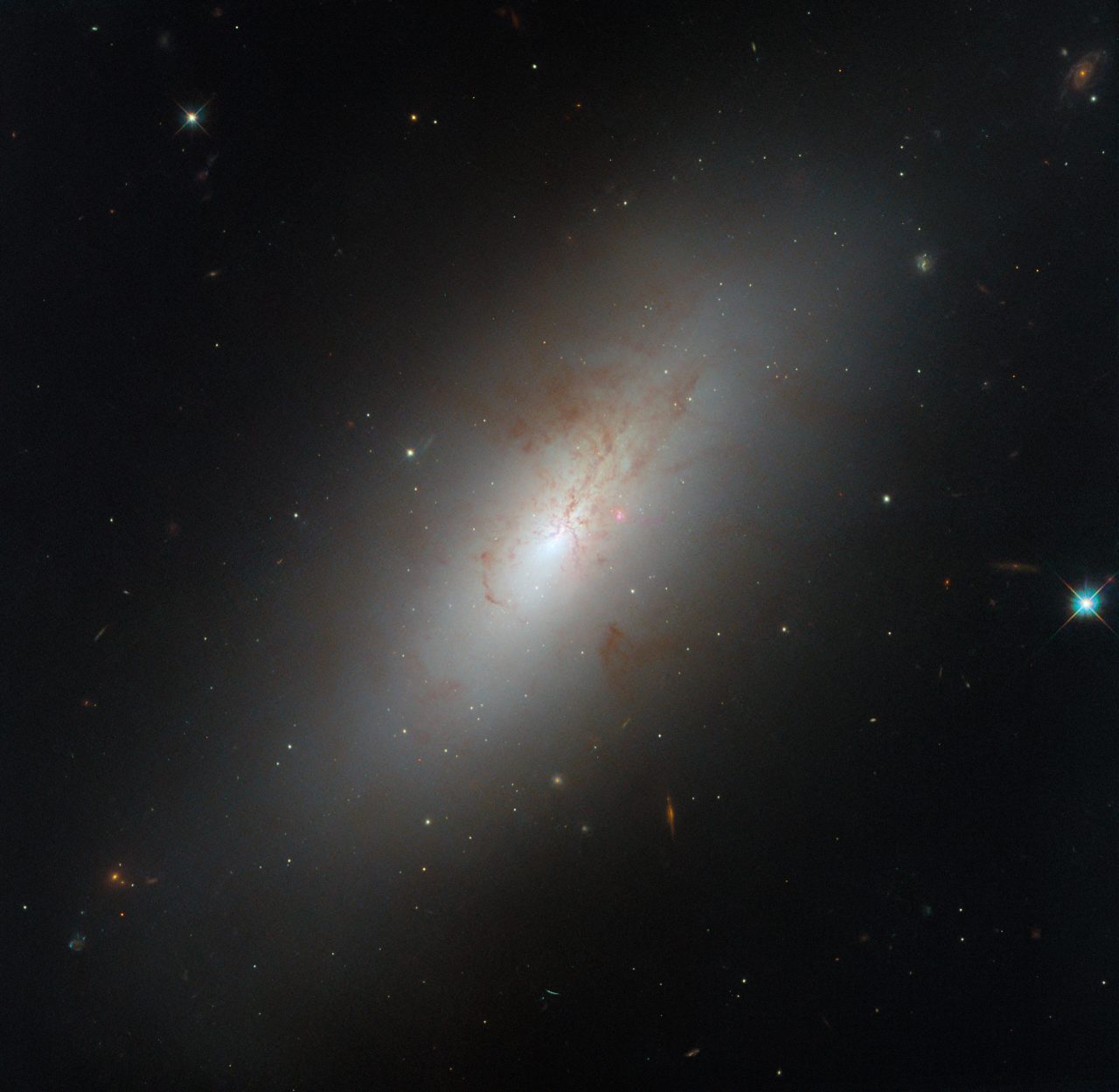 ハッブル宇宙望遠鏡（HST）の広視野カメラ3（WFC3）で撮影された渦巻銀河「NGC 4694」