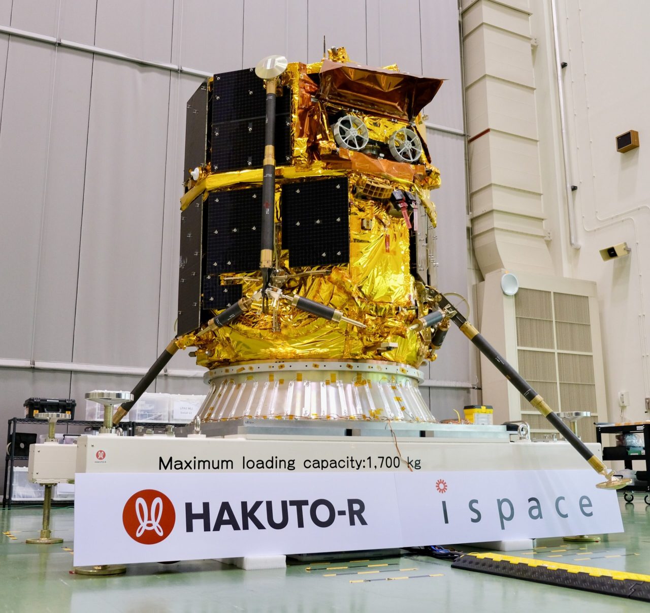 宇宙航空研究開発機構（JAXA）筑波宇宙センターで公開されたHAKUTO-Rミッション2の月着陸船「RESILIENCE」