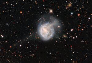 ダークエネルギーカメラが銀河「NGC 922」の知られざる“尾”を捉えた