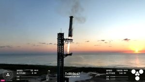 【速報】ついに発射台でブースターを空中キャッチ　スペースXが「スターシップ」の第5回飛行試験を実施