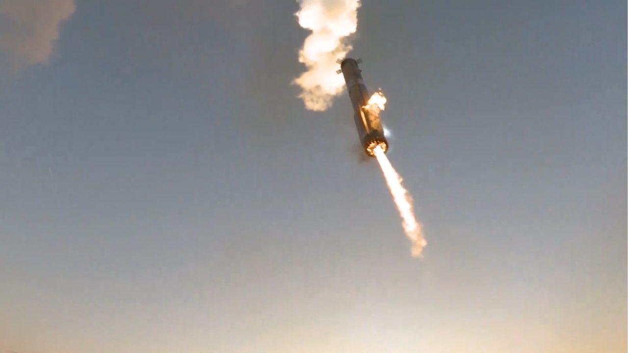 大型宇宙船「Starship」の分離後に発射台へ戻ってきた大型ロケット「Super Heavy」