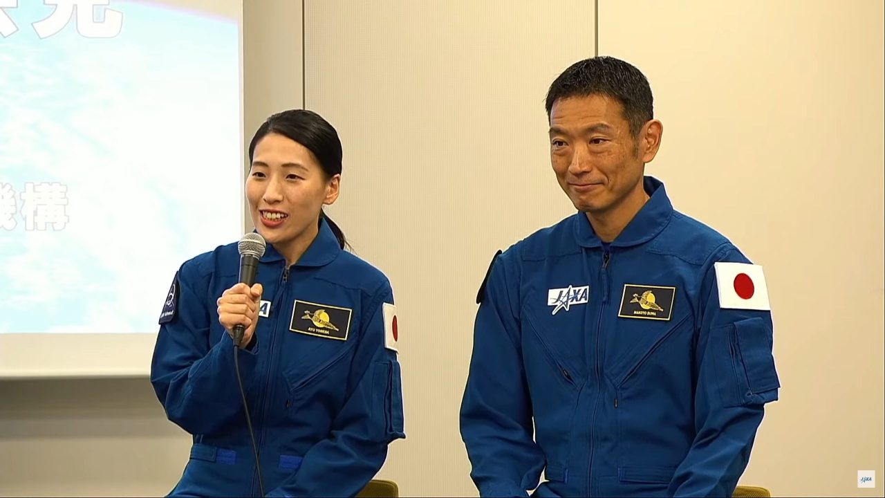 宇宙飛行士認定後最初の記者会見に臨む米田あゆさん（左）と諏訪理さん（右）