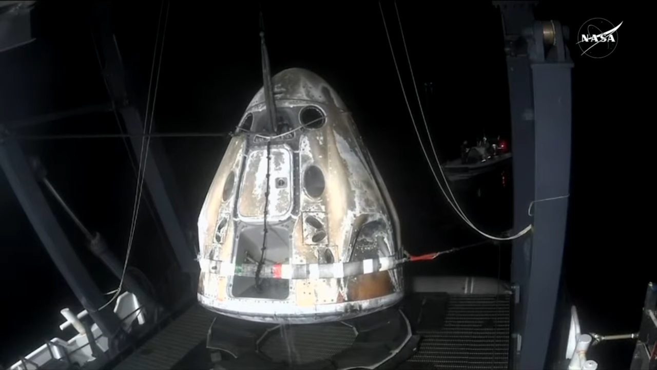 SpaceXの回収船に引き上げられるNASAの有人宇宙飛行ミッション「Crew-8」のCrew Dragon宇宙船