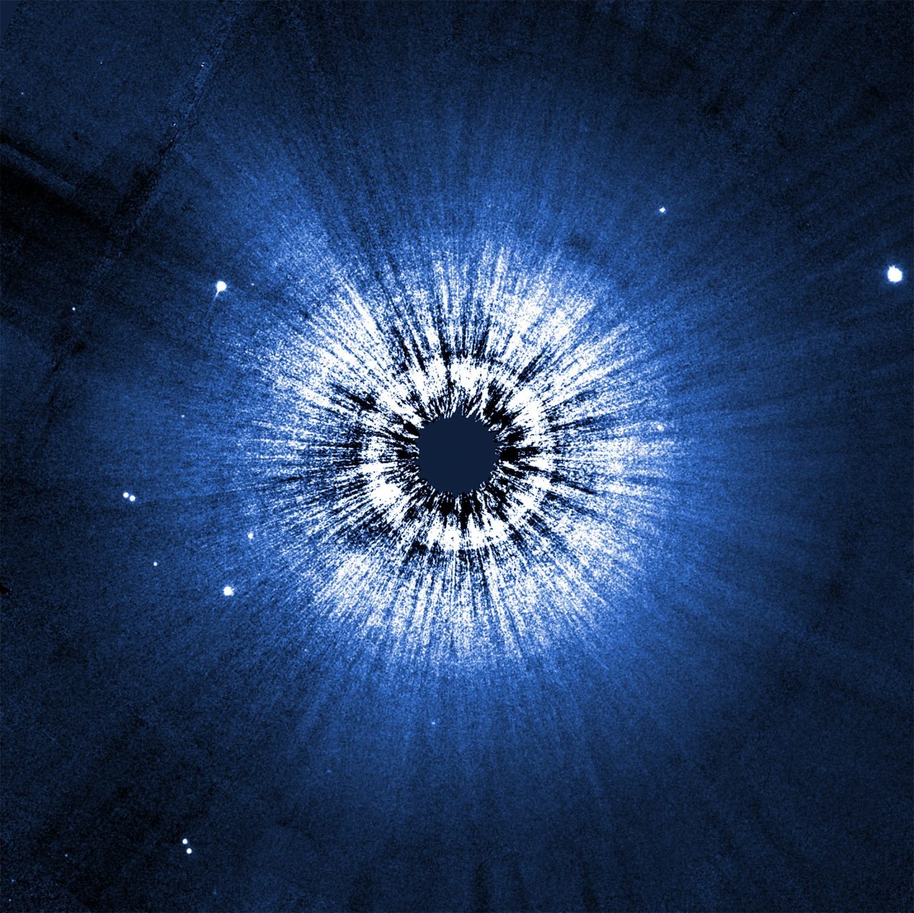 ハッブル宇宙望遠鏡（HST）の宇宙望遠鏡撮像分光器（STIS）で観測されたベガのデブリ円盤