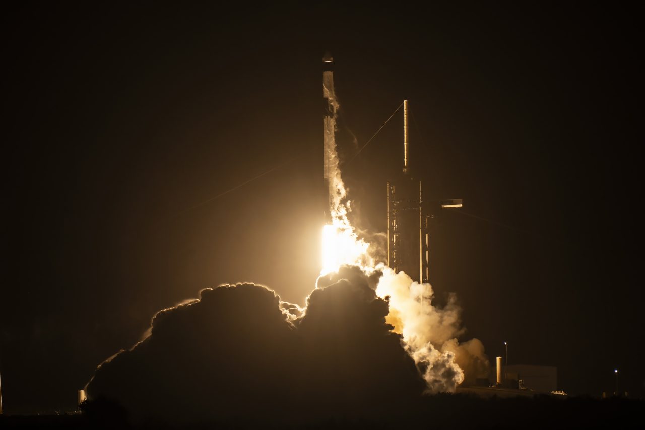 カーゴドラゴン（Cargo Dragon）補給船を搭載して打ち上げられたFalcon 9ロケット