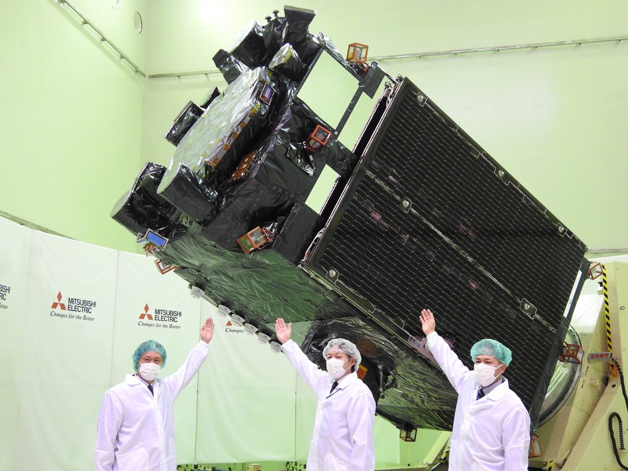 三菱電機鎌倉製作所で公開された測位衛星「みちびき」6号機（QZS-6）