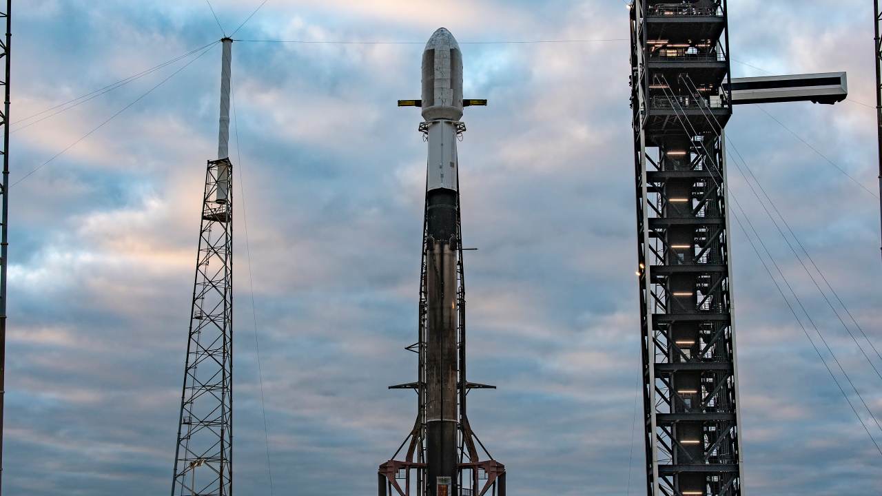 「GSAT-N2」打ち上げ直前のファルコン9ロケット（Credit: SpaceX）