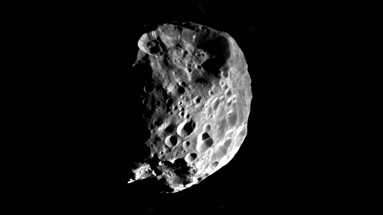 土星の衛星「フェーベ」：探査機カッシーニが撮影（2004）【今日の宇宙画像】