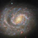 色鮮やかに渦巻く“エリダヌス座”の銀河「NGC 1637」 ハッブル宇宙望遠鏡が撮影