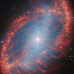 ウェッブ宇宙望遠鏡が観測した“とも座”の渦巻銀河「NGC 2566」