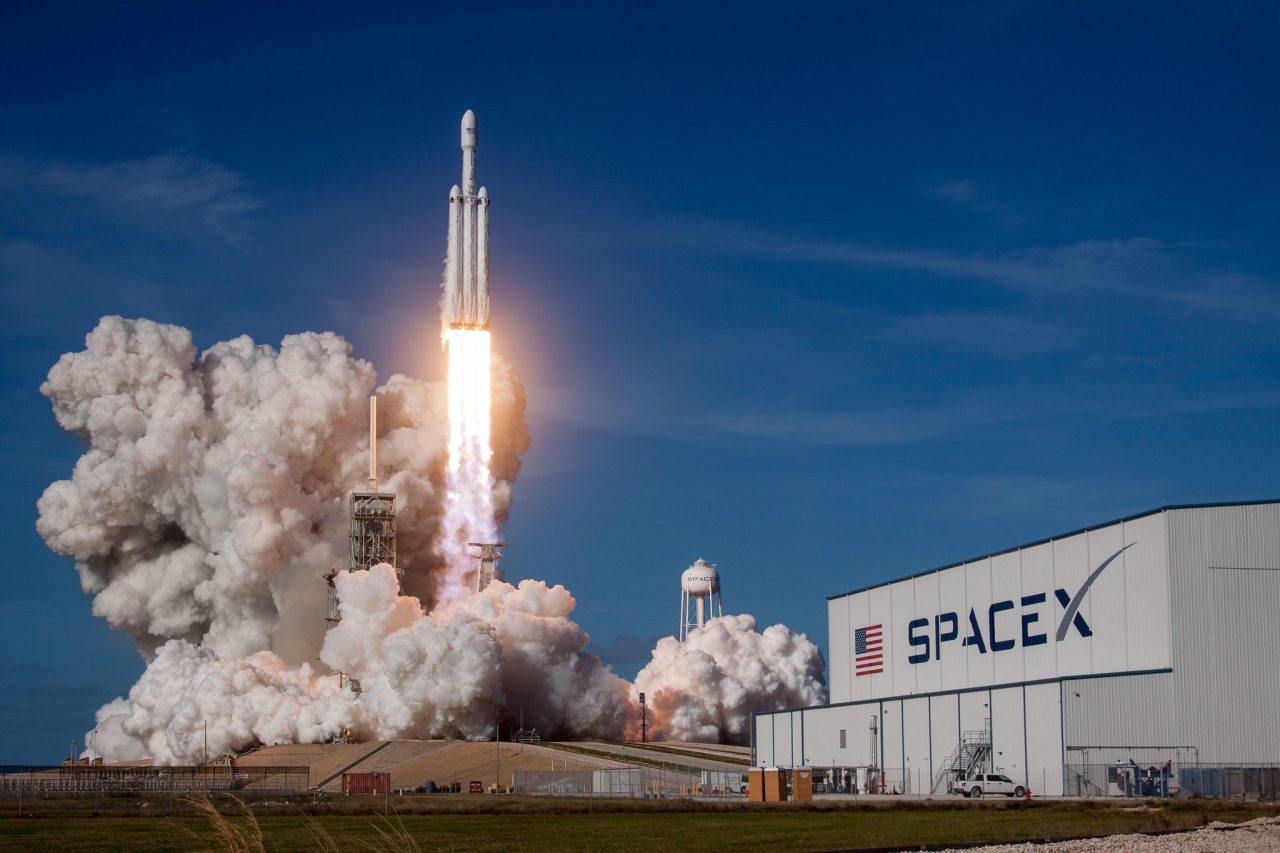 2018年2月、初めて打ち上げられたSpaceX（スペースX）の「Falcon Heavy（ファルコン・ヘビー）」ロケット（Credit: SpaceX）