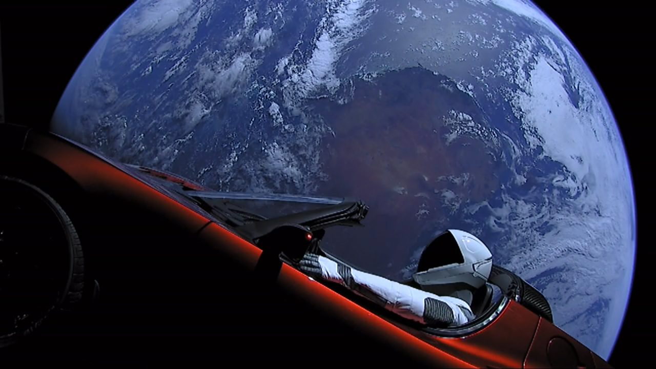 打ち上げ後、地球を背景に撮影されたTesla Roadster（テスラ・ロードスター）とマネキンのStarman（スターマン）（Credit: SpaceX）