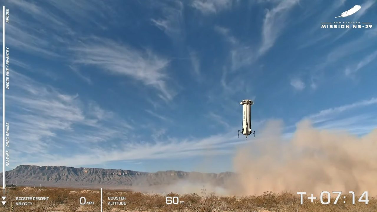 地上に着陸するNew Shepard（ニューシェパード）ロケットのブースター。Blue Origin（ブルーオリジン）のライブ配信から（Credit: Blue Origin）