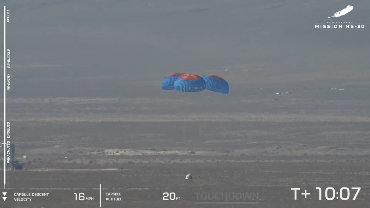 地上に帰還するNew Shepard（ニューシェパード）ロケットのクルーカプセル。Blue Originのライブ配信から（Credit: Blue Origin）