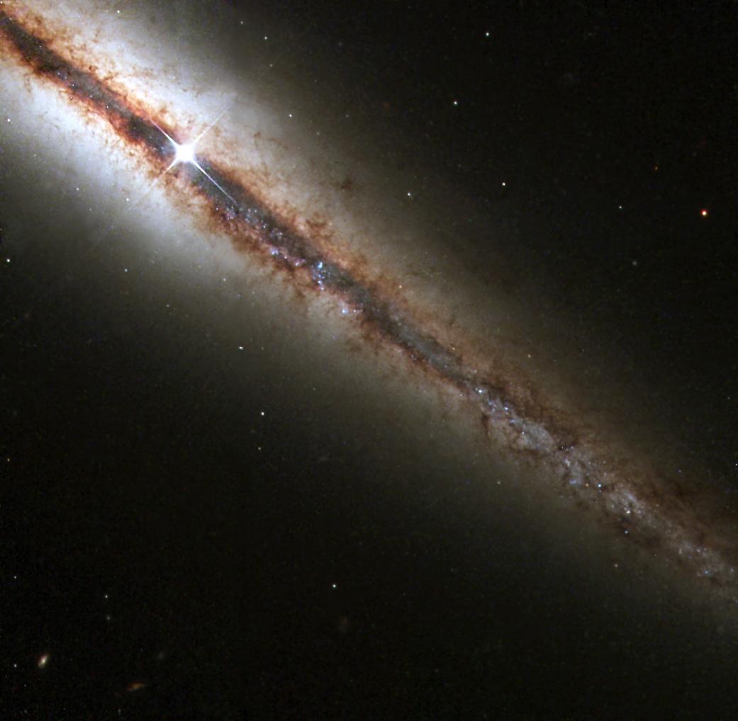 まるで裂け目のような… エッジオン銀河「NGC 4013」【今日の宇宙画像】