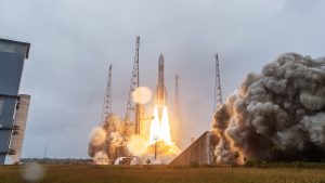 欧州の新型ロケット「アリアン6」2号機打ち上げ　フランス軍の衛星を搭載