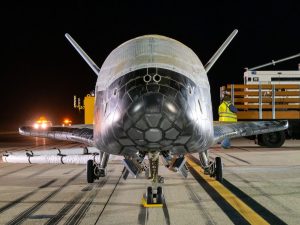 アメリカ宇宙軍のスペースプレーン「X-37B」が434日間のミッションを終えて帰還