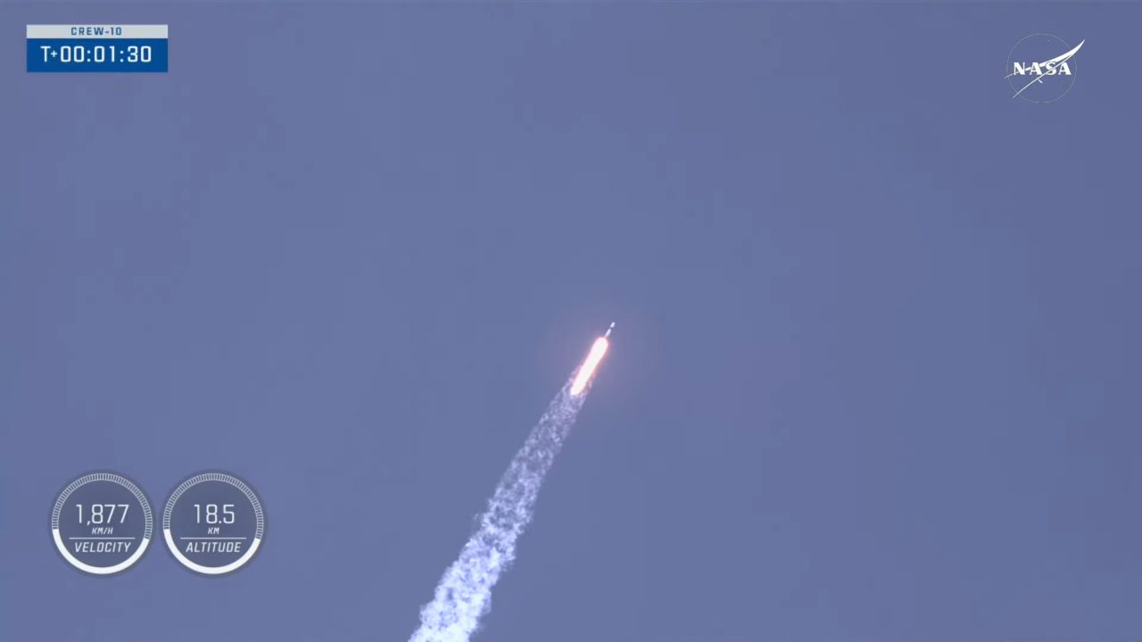 上昇するFalcon 9ロケット。NASAのライブ配信から(Credit: NASA)