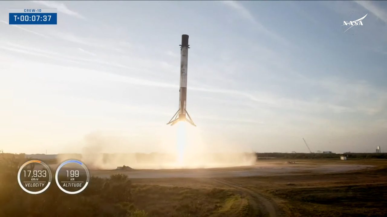 地上にランディングするFalcon 9ロケット1段目。NASAのライブ配信から(Credit: NASA)