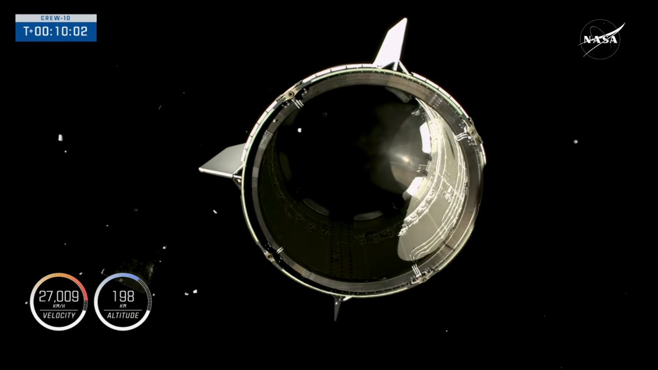 Falcon 9ロケット2段目から分離されたCrew Dragon宇宙船。NASAのライブ配信から(Credit: NASA)