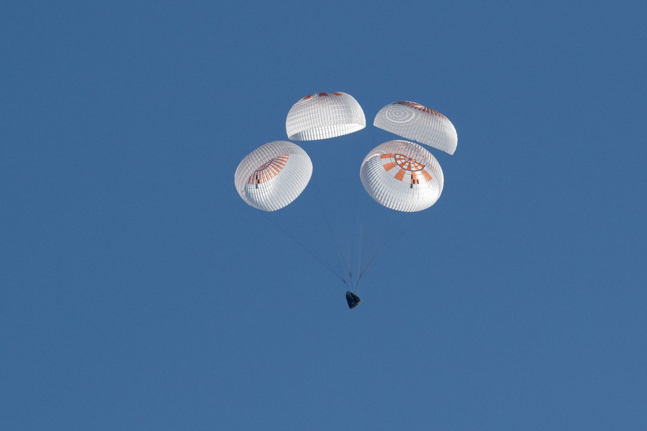 パラシュートを展開して降下するCrew-9ミッションのCrew Dragon宇宙船（Credit: NASA/Keegan Barber）