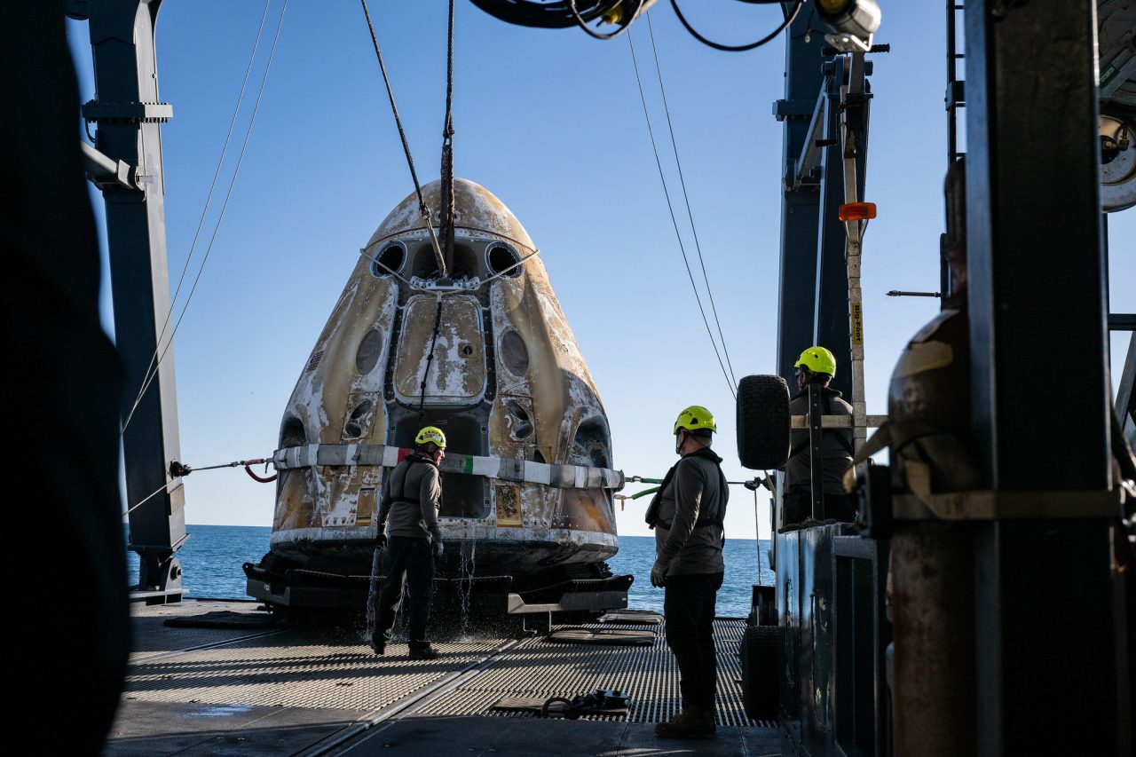 SpaceXの回収船に引き上げられるCrew-9ミッションのCrew Dragon宇宙船（Credit: NASA/Keegan Barber）