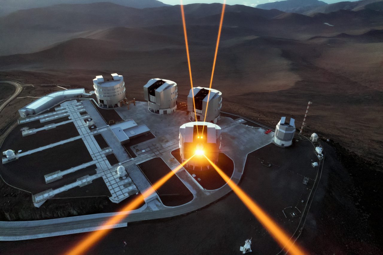 ドローンを使って撮影されたパラナル天文台のVLT=超大型望遠鏡(Credit: ESO/G. Hüdepohl (atacamaphoto.com))