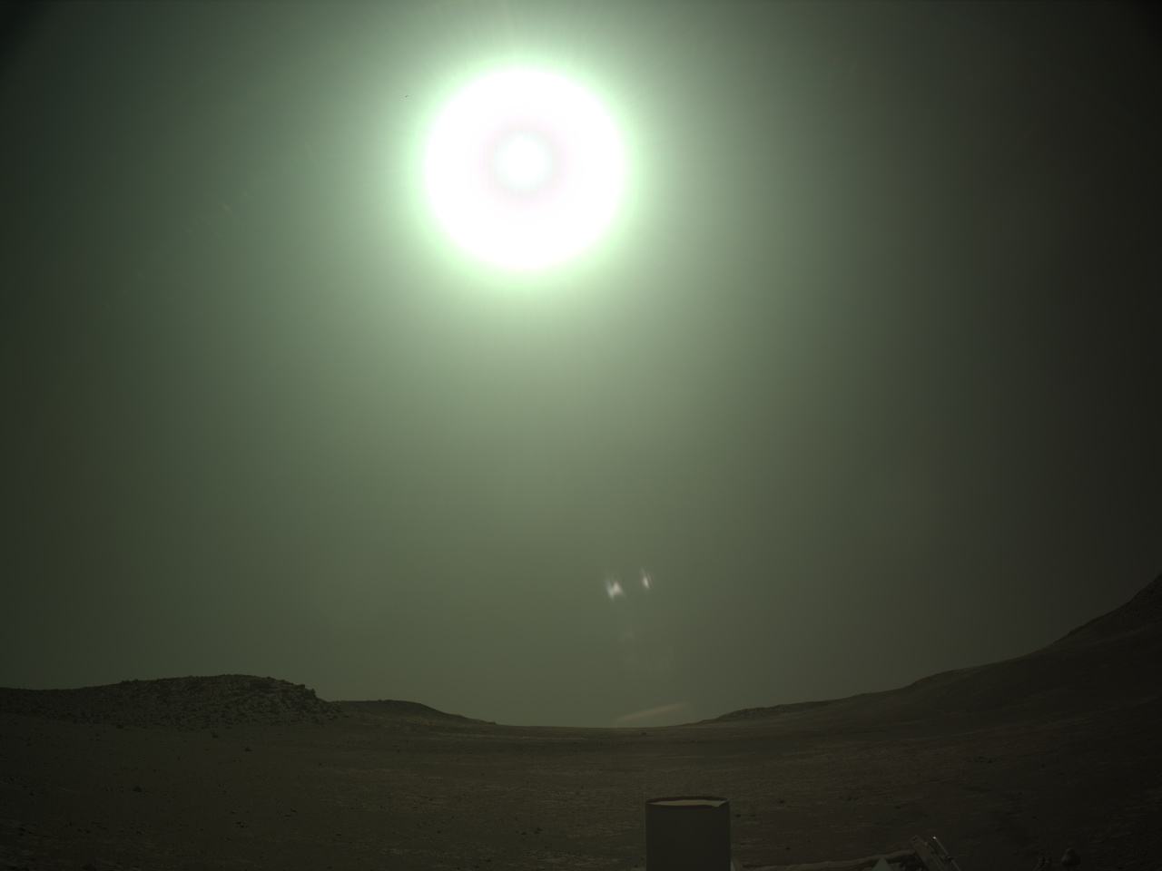 2025年3月9日の火星の風景：眩しい太陽とクレーターの一部【今日の宇宙画像】