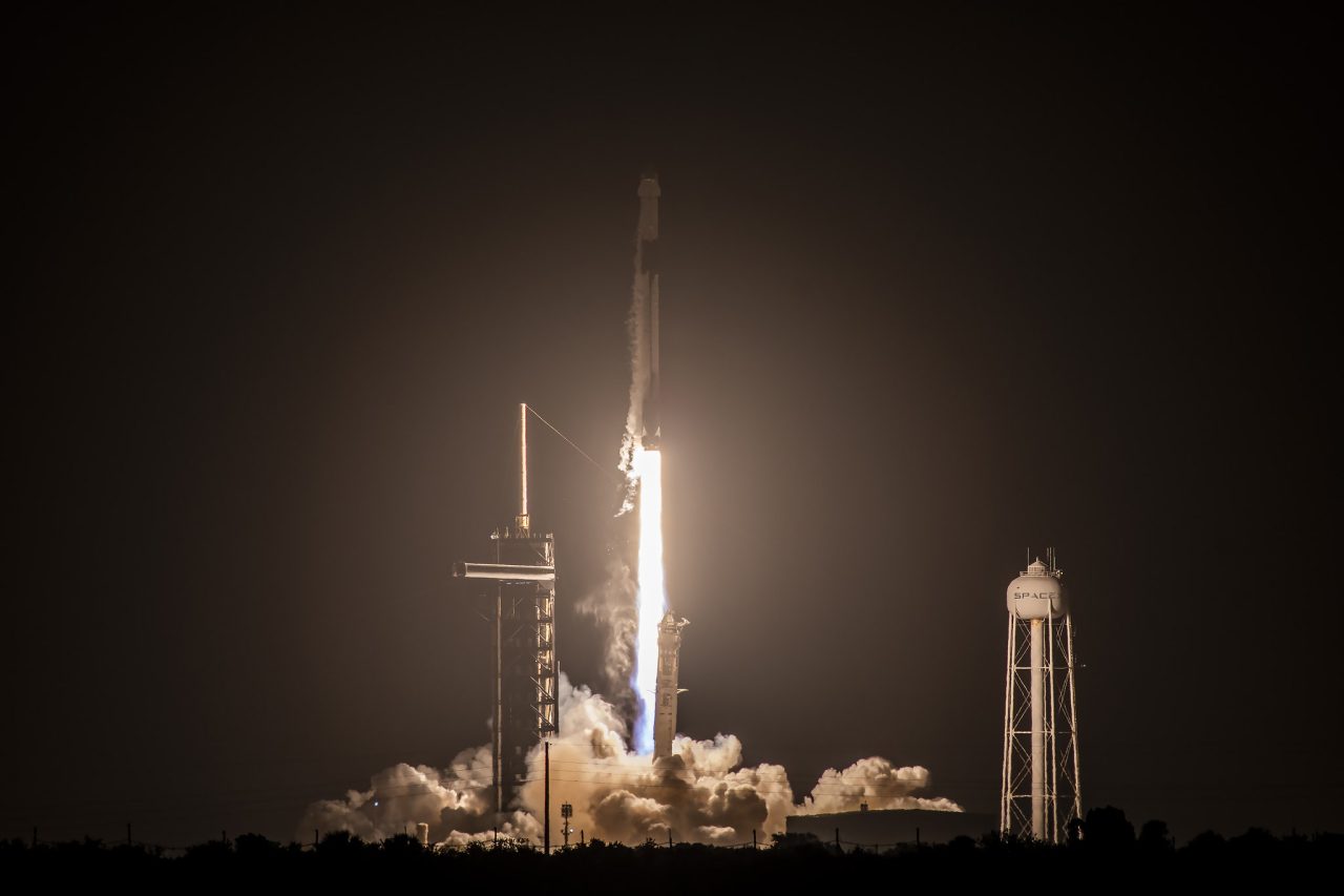 Cargo Dragon(カーゴドラゴン)補給船を搭載して打ち上げられたSpaceXのFalcon 9(ファルコン9)ロケット(Credit: SpaceX)