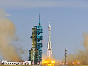 中国が有人宇宙船「神舟20号」打ち上げ　6時間半後に中国宇宙ステーションへ