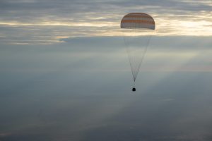 宇宙船「ソユーズMS-26」が帰還　搭乗のNASA宇宙飛行士は“誕生日に帰還”