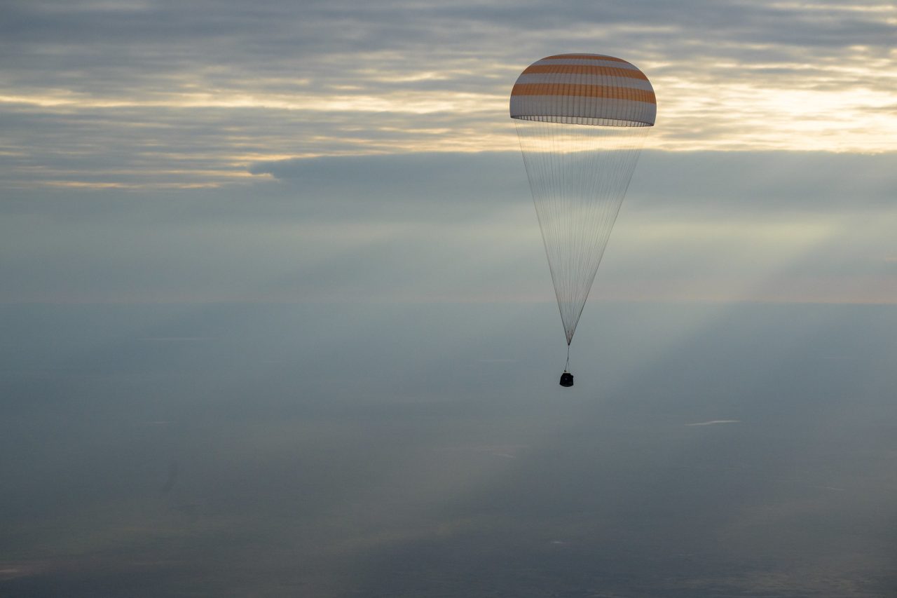 宇宙船「ソユーズMS-26」が帰還 搭乗のNASA宇宙飛行士は“誕生日に帰還”