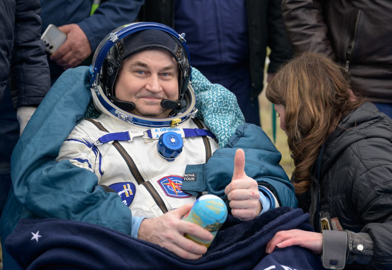 「Soyuz MS-26」宇宙船で帰還したRoscosmosのAleksey Ovchinin(アレクセイ・オブチニン)宇宙飛行士(Credit: NASA/Bill Ingalls)
