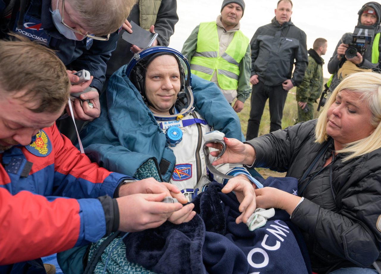 「Soyuz MS-26」宇宙船で帰還したRoscosmosのIvan Vagner(イワン・ワグネル)宇宙飛行士(Credit: NASA/Bill Ingalls)