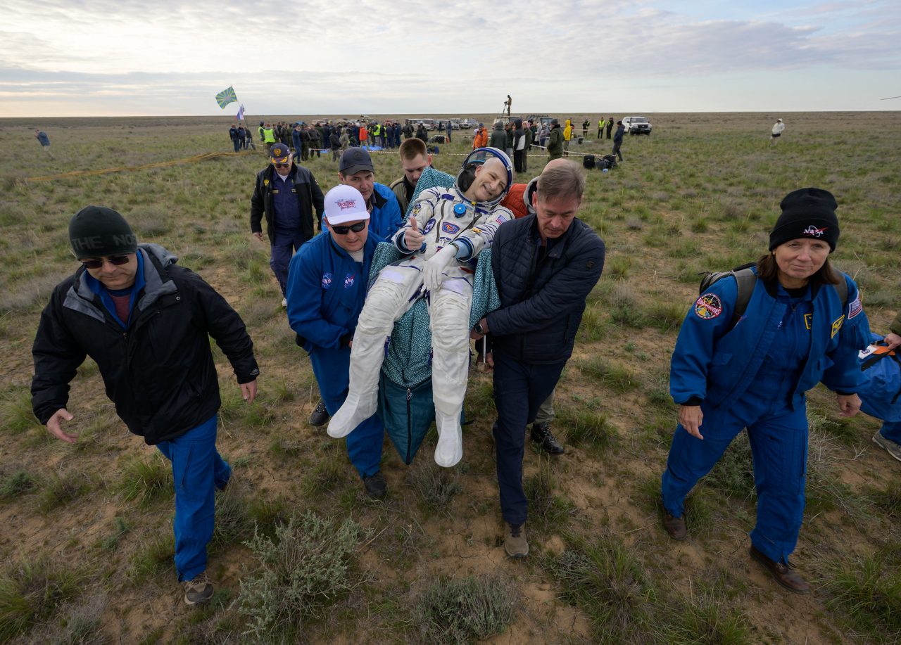 「Soyuz MS-26」宇宙船で帰還したNASAのDonald Pettit(ドナルド・ペティ)宇宙飛行士(Credit: NASA/Bill Ingalls)