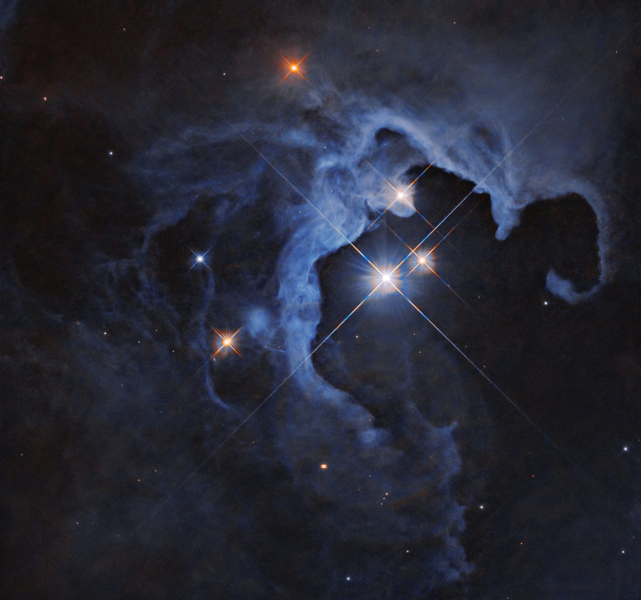 幻想的な星雲に包まれる若き星々の輝き【今日の宇宙画像】