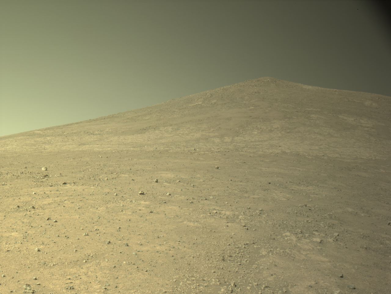 2025年5月20日の火星の風景：まるで合成写真のような丘と空【今日の宇宙画像】