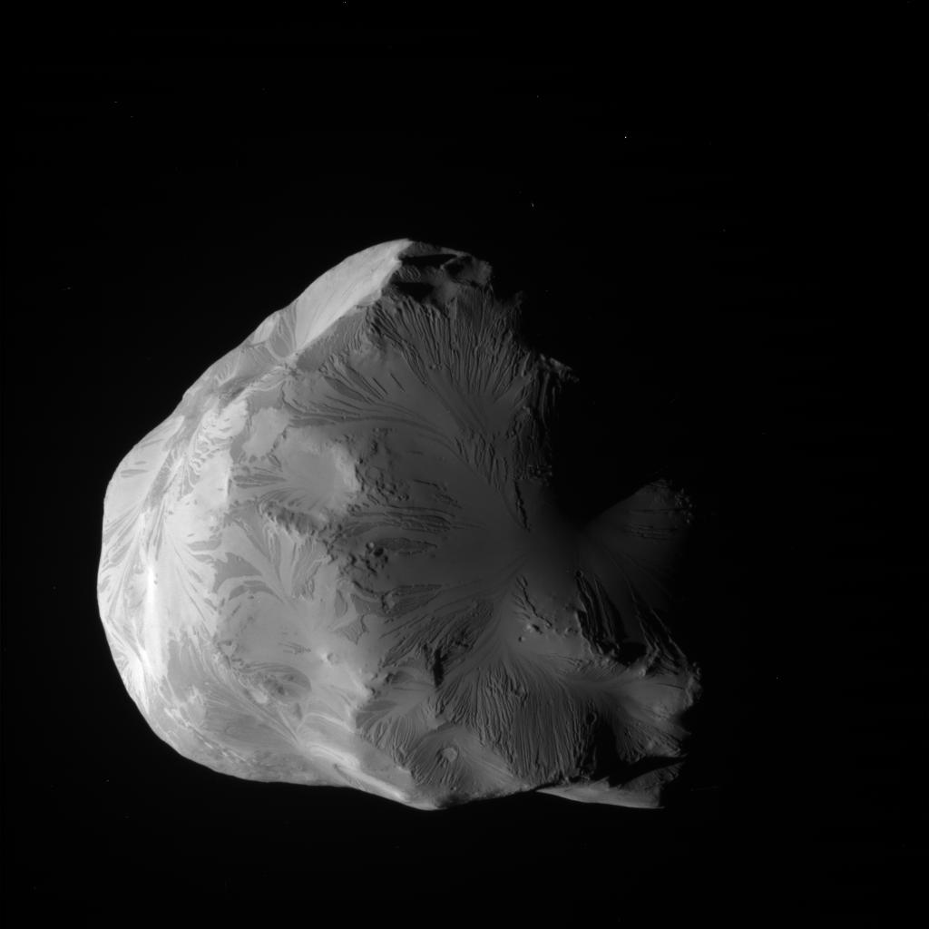 土星の衛星「ヘレネ」の無加工画像　驚きの滑らかさ【今日の宇宙画像】