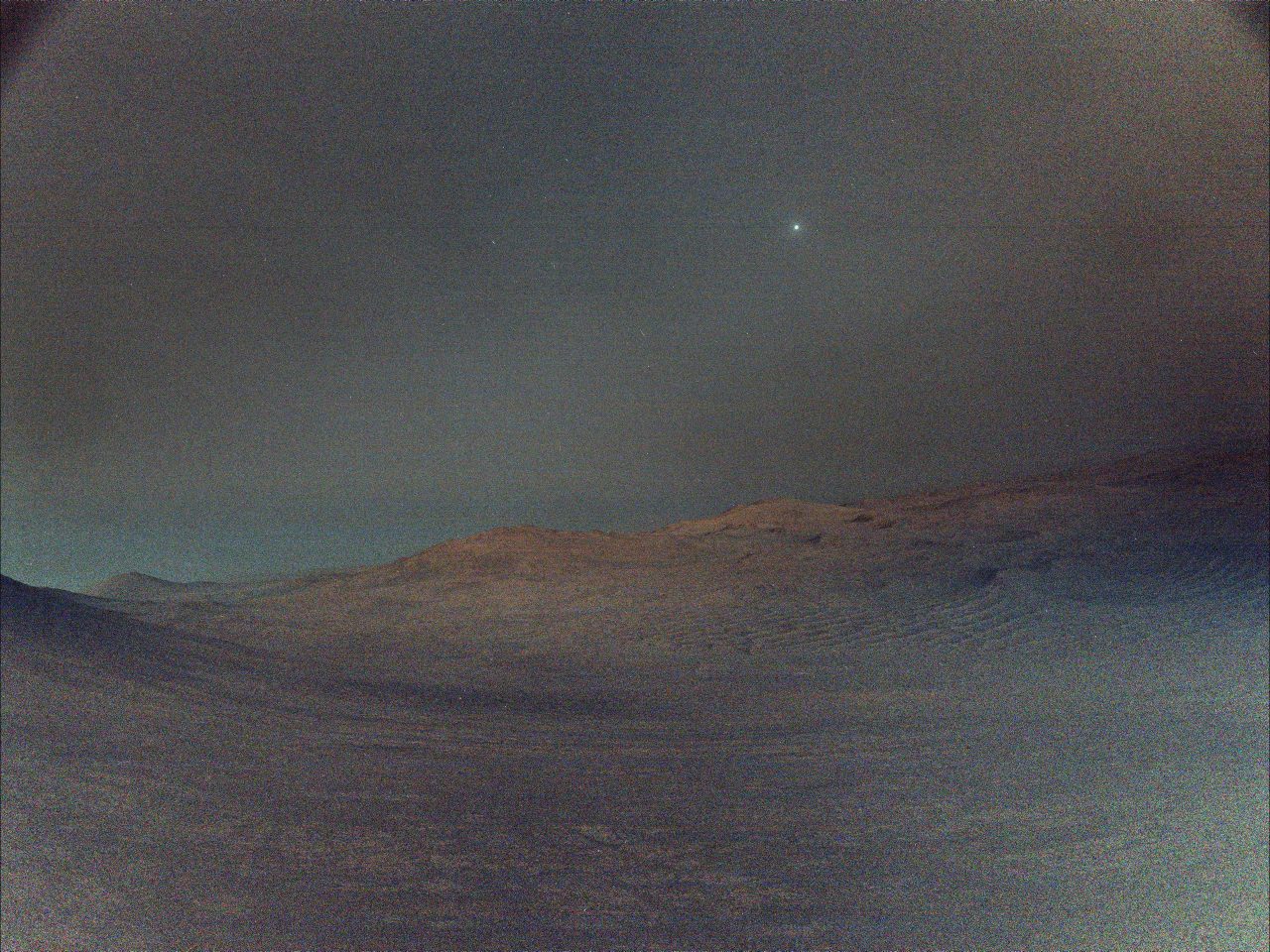 夜明け前の空に輝く光は…　NASA火星探査車が撮影【今日の宇宙画像】