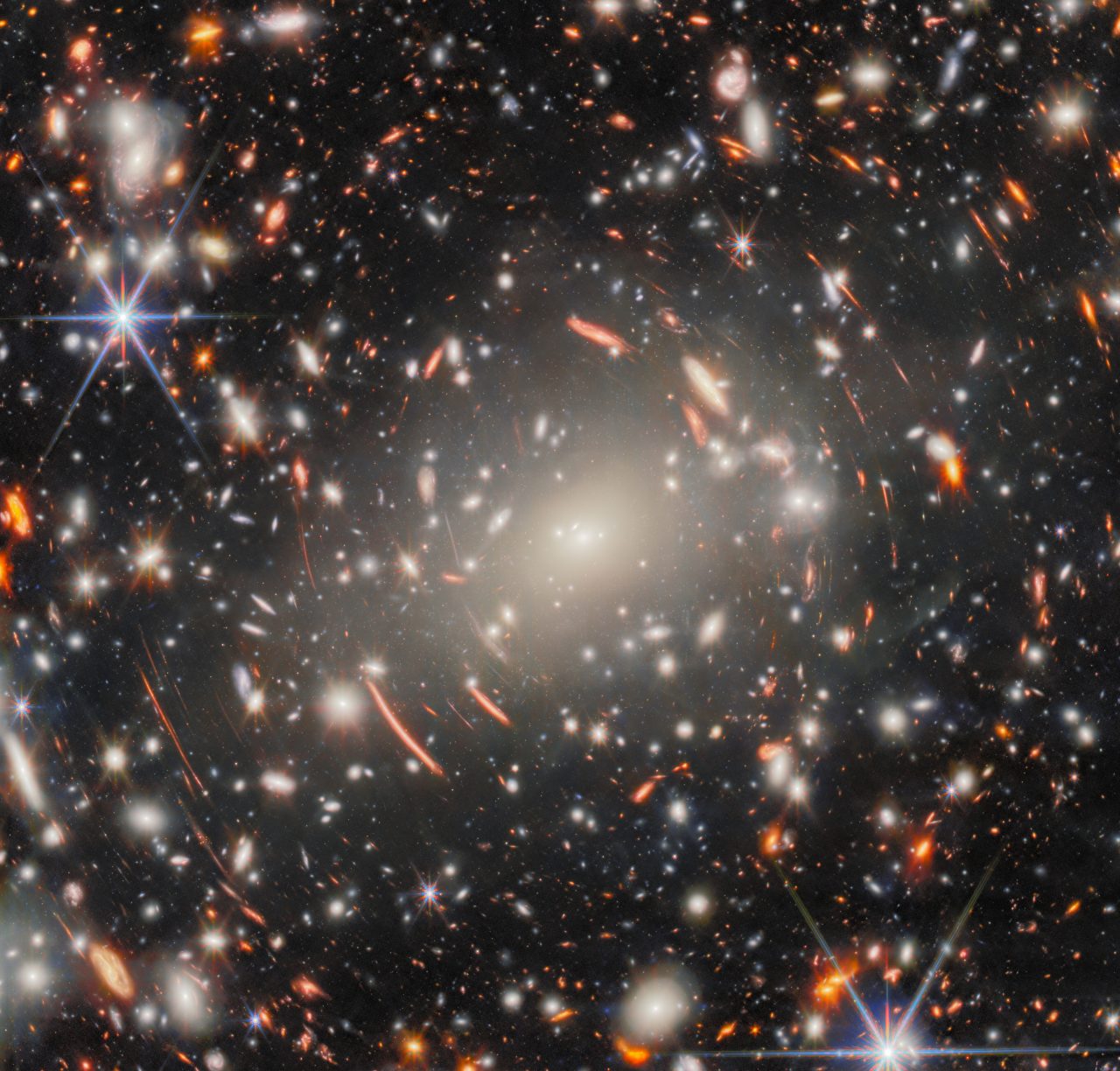 不思議な光の弧に包まれた銀河団「Abell S1063」 ジェームズ・ウェッブ宇宙望遠鏡が観測【今日の宇宙画像】