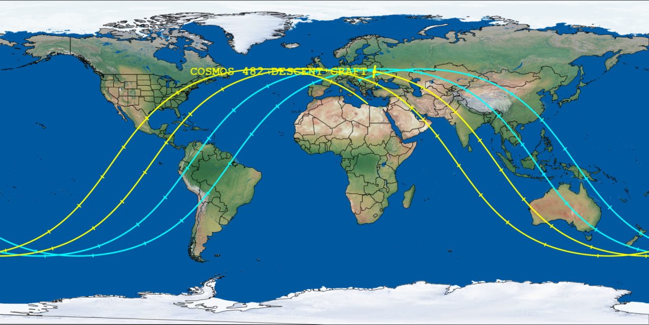 Aerospace CorporationによるCosmos 482着陸機の再突入地点予測(日本時間2025年5月10日0時43分時点の情報にもとづく)。時間帯の中間点(日本時間2025年5月10日15時07分)における再突入予測地点は東ヨーロッパの上空(黄色い宇宙機のアイコンで示された場所)で、それよりも早くなった場合は青い線の場所、遅くなった場合は黄色い線の場所のどこかで再突入する可能性がある