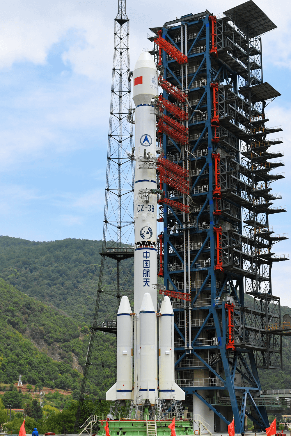 中国、小惑星探査機「天問2号」打ち上げ 近地球小惑星のサンプル採取へ 2 打ち上げ前の「長征3号B」ロケット