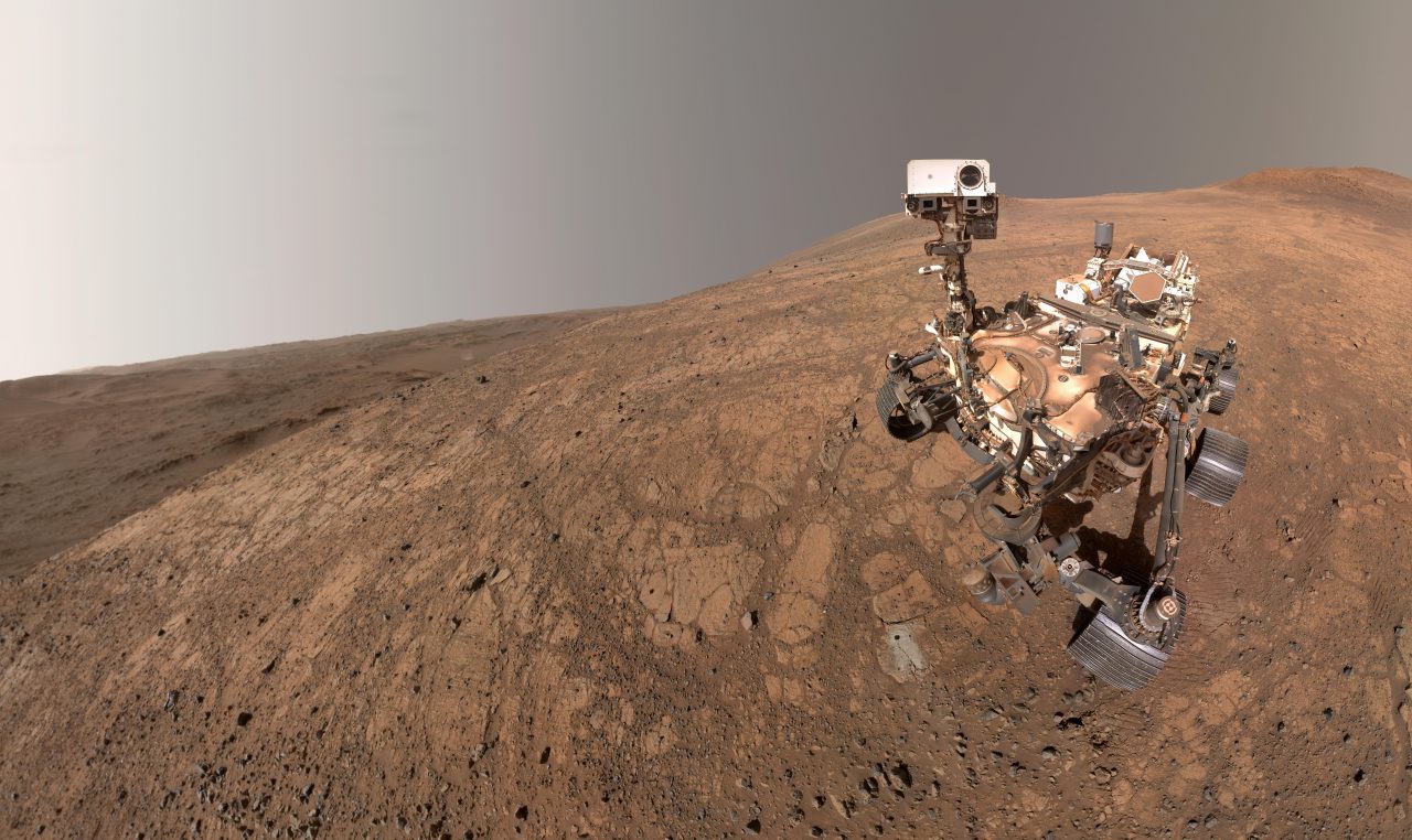 NASA火星探査車の自撮りに写り込んだ“何か”　その正体は…？【今日の宇宙画像】