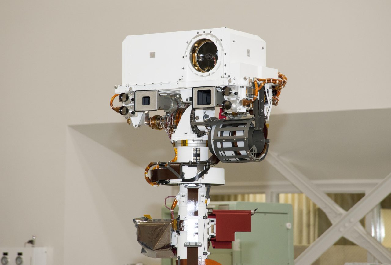 打ち上げ前に撮影されたNASAの火星探査車「キュリオシティ(Curiosity)」のリモートセンシングマスト頂部