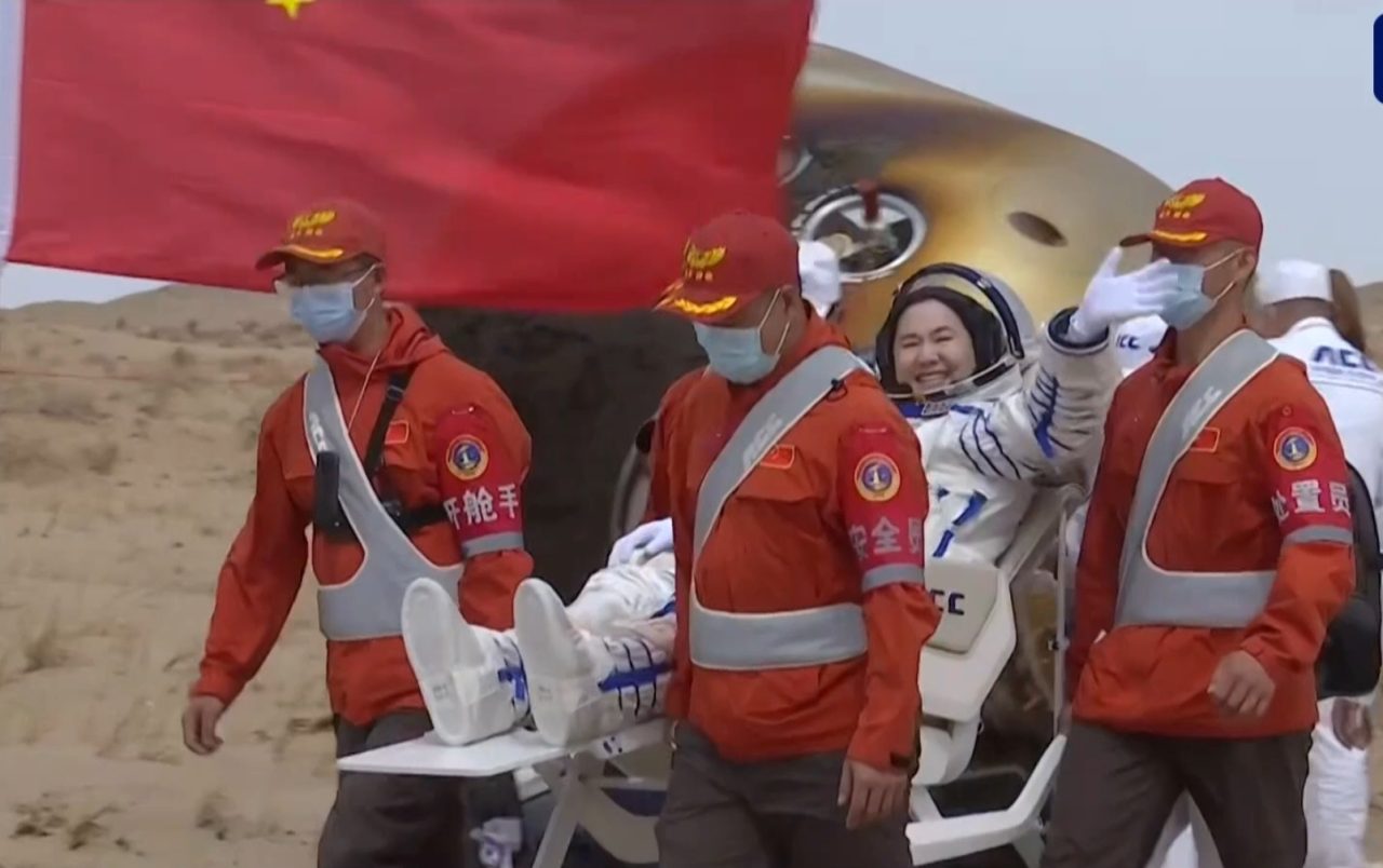 「神舟19号」の帰還モジュールから運び出された王浩沢宇宙飛行士