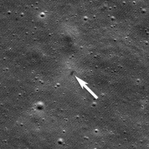 NASAがispaceの月着陸機「レジリエンス」衝突地点の画像を公開